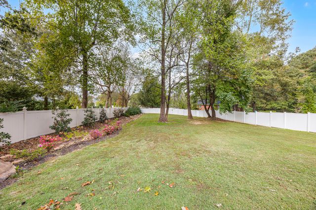 119 Stonehenge Dr, Jackson, TN 38305