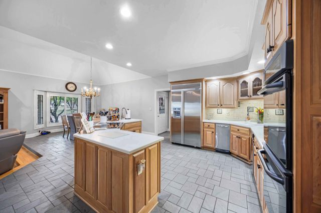 119 Stonehenge Dr, Jackson, TN 38305