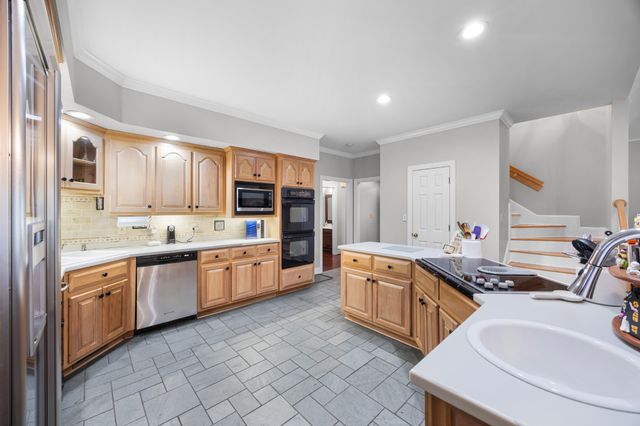 119 Stonehenge Dr, Jackson, TN 38305