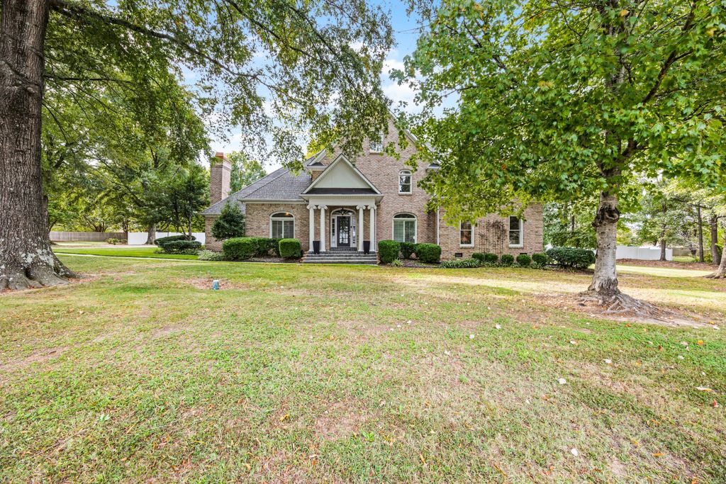 119 Stonehenge Dr, Jackson, TN 38305