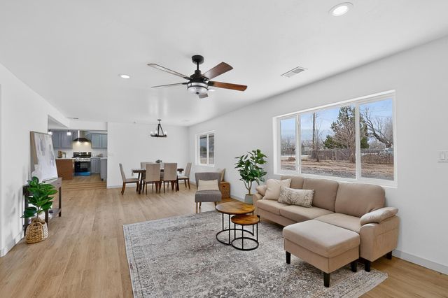 1067 Highway 314 NW, Los Lunas, NM 87031