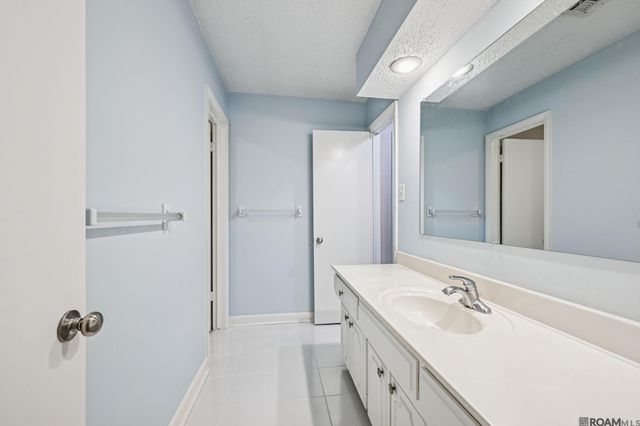 4425 Elmwood Parkway, Metairie, LA 70003