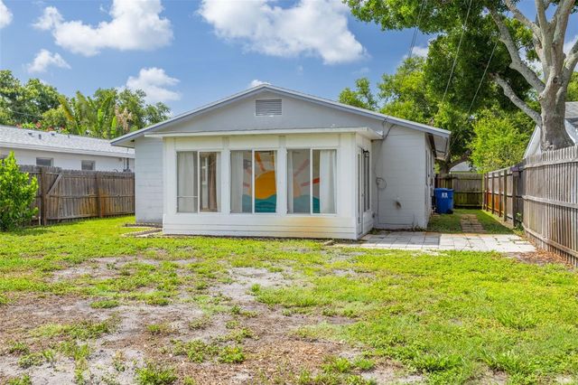 5621 16TH AVENUE N, St Petersburg, FL 33710