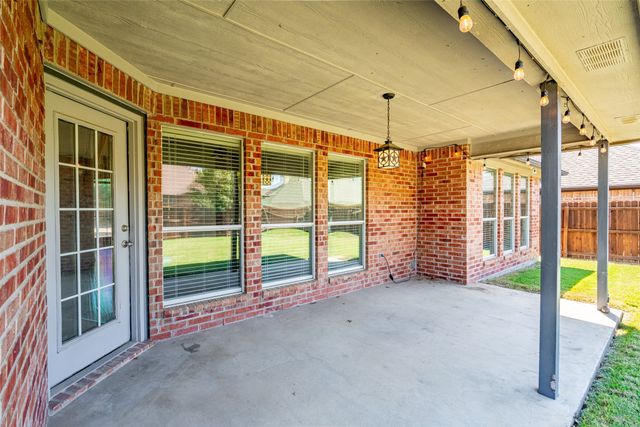 7033 Ridge Crest Drive, North Richland Hills, TX 76182