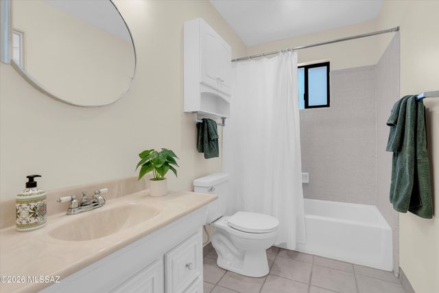 111 E La Espina, Green Valley, AZ 85614