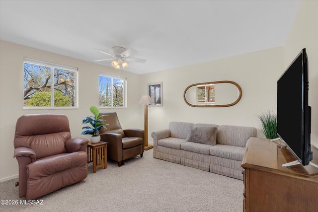 111 E La Espina, Green Valley, AZ 85614