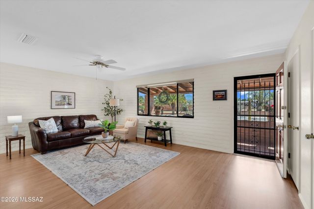 111 E La Espina, Green Valley, AZ 85614