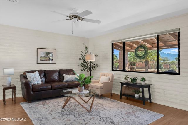 111 E La Espina, Green Valley, AZ 85614