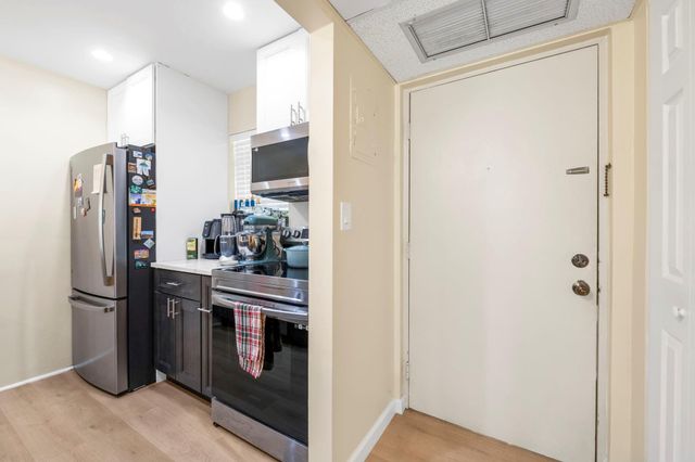 830 SW 9th Street Circle 204, Boca Raton, FL 33486