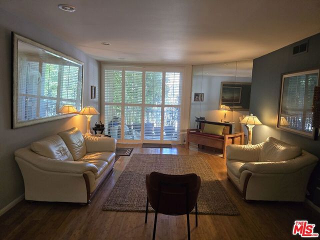 14315 Riverside Drive 105, Sherman Oaks, CA 91423