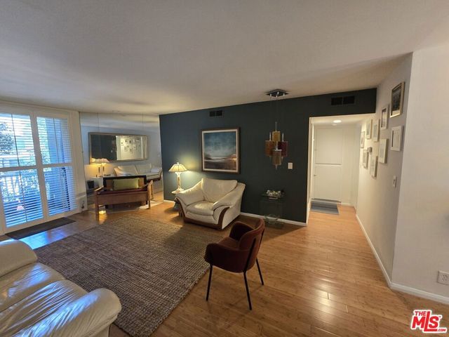 14315 Riverside Drive 105, Sherman Oaks, CA 91423