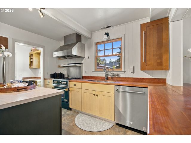 5675 CHILDS Rd, Lake Oswego, OR 97035