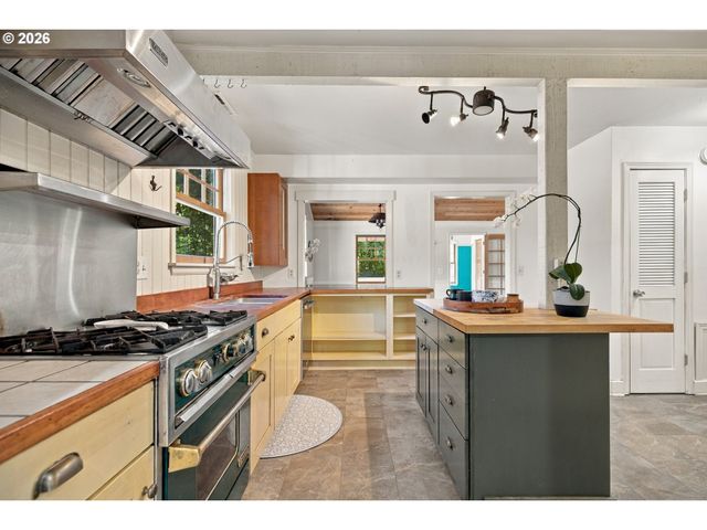 5675 CHILDS Rd, Lake Oswego, OR 97035