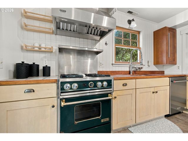 5675 CHILDS Rd, Lake Oswego, OR 97035