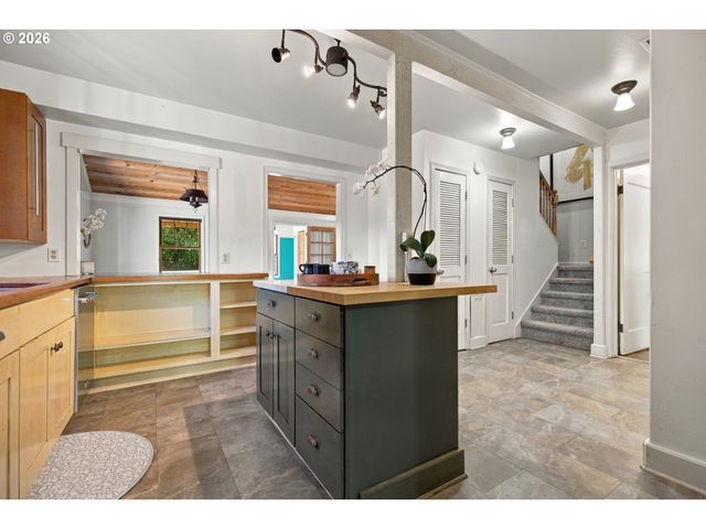 5675 CHILDS Rd, Lake Oswego, OR 97035