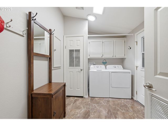 3220 CRESCENT Ave 33, Eugene, OR 97408
