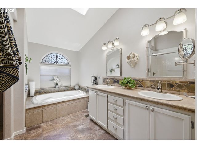 3220 CRESCENT Ave 33, Eugene, OR 97408