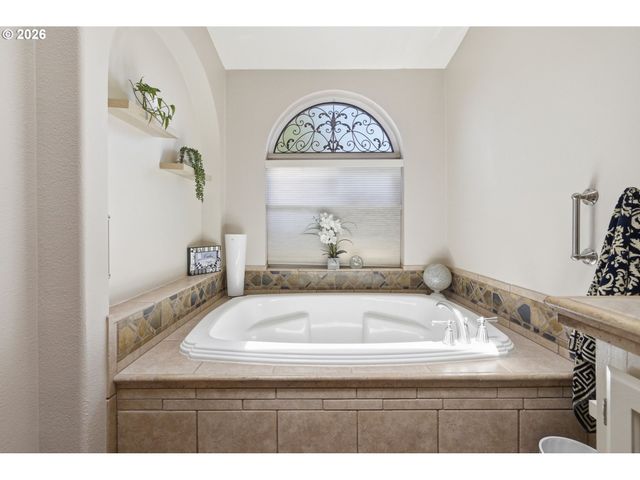 3220 CRESCENT Ave 33, Eugene, OR 97408