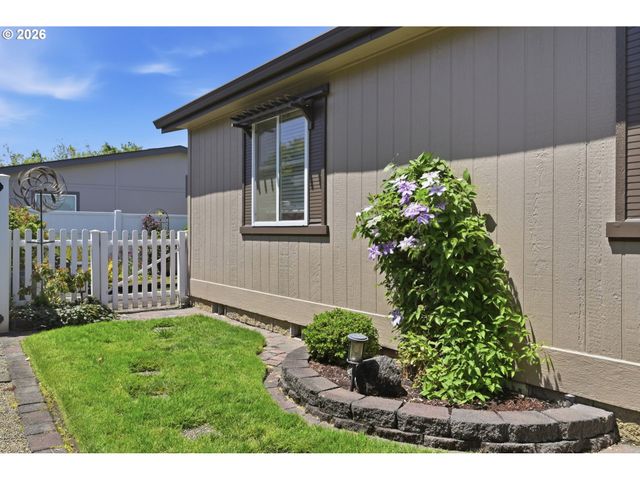 3220 CRESCENT Ave 33, Eugene, OR 97408