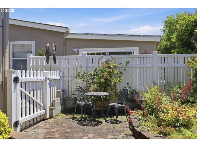 3220 CRESCENT Ave 33, Eugene, OR 97408