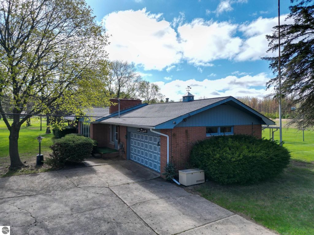 Image 2 of property listing at 8670 E Pickard Road, Mt Pleasant, MI 48858