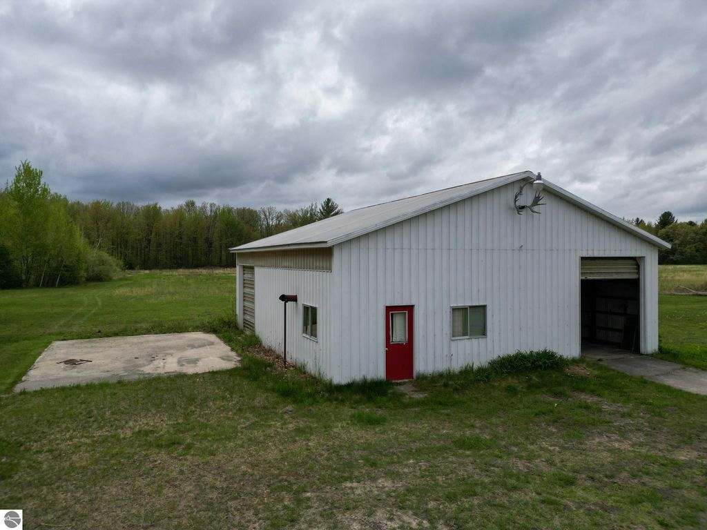 Image 28 of property listing at 8670 E Pickard Road, Mt Pleasant, MI 48858