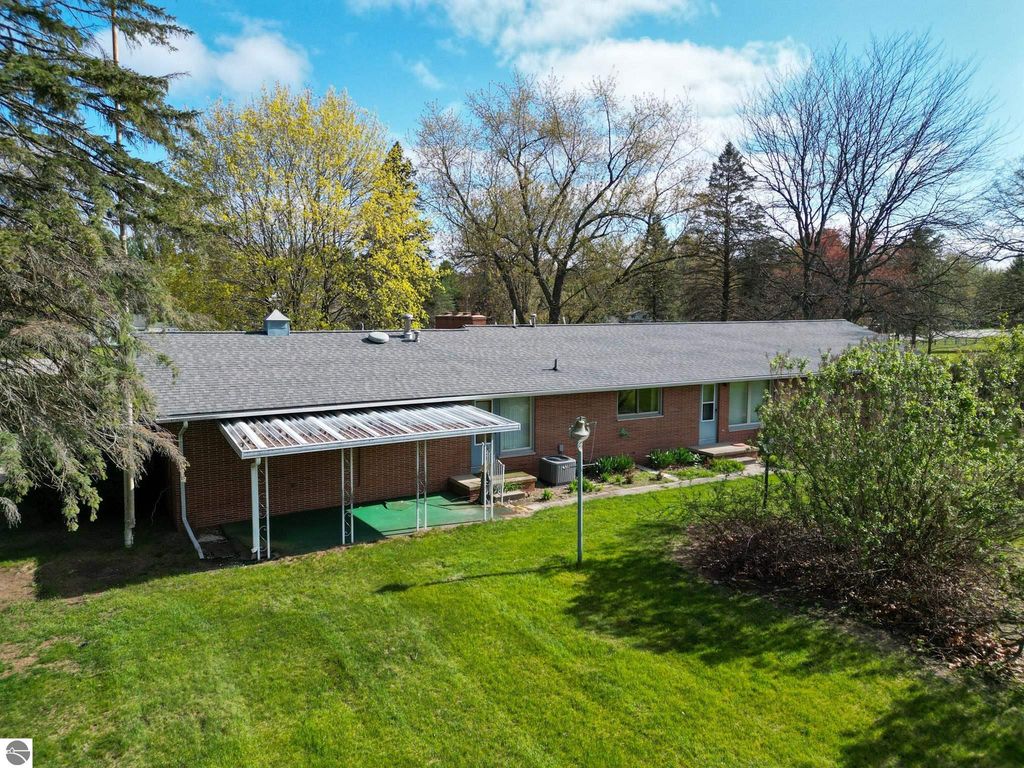 Image 3 of property listing at 8670 E Pickard Road, Mt Pleasant, MI 48858