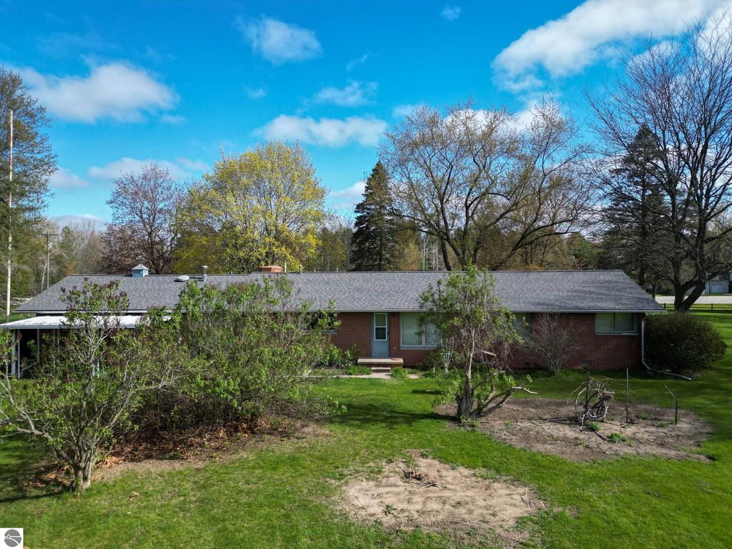 Image 4 of property listing at 8670 E Pickard Road, Mt Pleasant, MI 48858