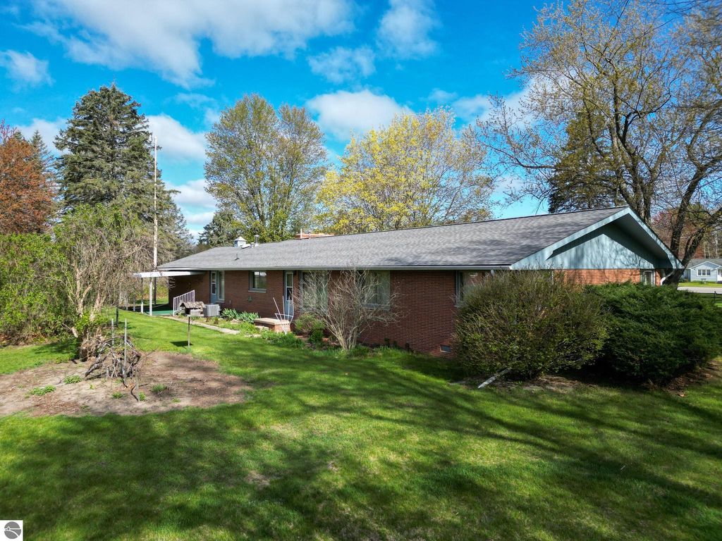 Image 5 of property listing at 8670 E Pickard Road, Mt Pleasant, MI 48858