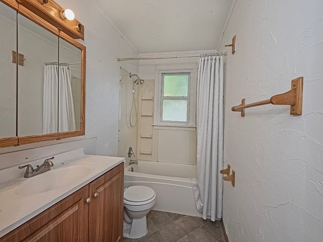 5 Crooked Run Rd, N Versailles, PA 15137