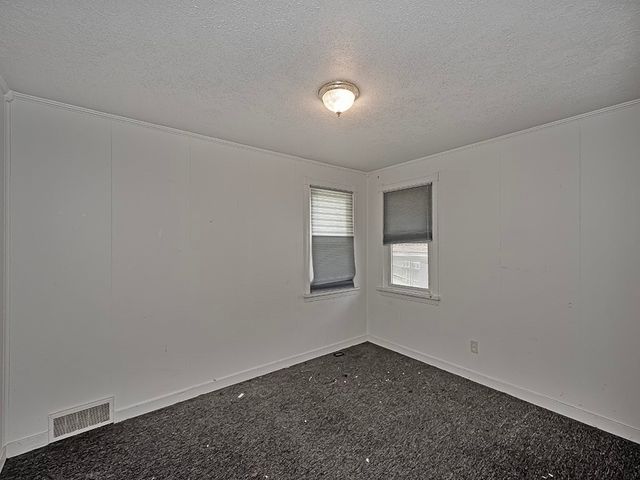 5 Crooked Run Rd, N Versailles, PA 15137