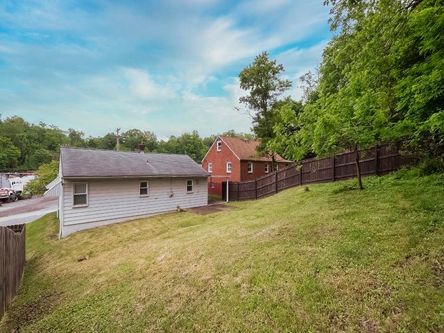 5 Crooked Run Rd, N Versailles, PA 15137