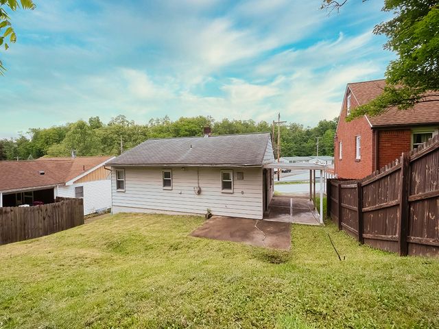 5 Crooked Run Rd, N Versailles, PA 15137