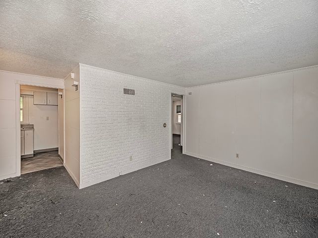 5 Crooked Run Rd, N Versailles, PA 15137