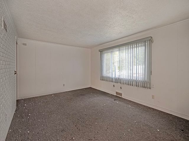 5 Crooked Run Rd, N Versailles, PA 15137