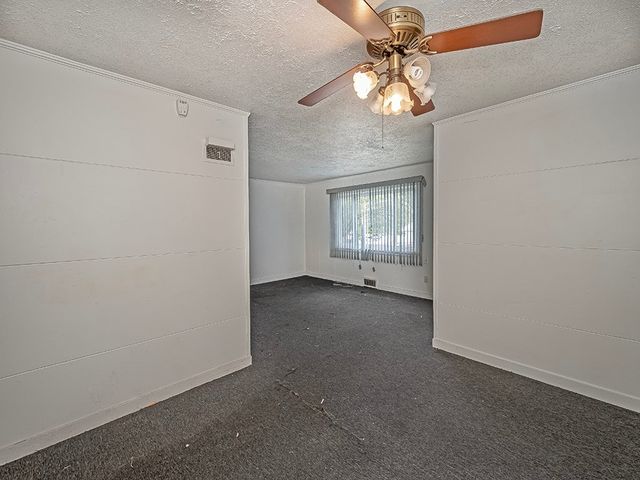 5 Crooked Run Rd, N Versailles, PA 15137