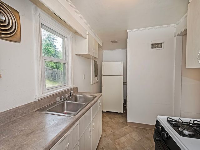 5 Crooked Run Rd, N Versailles, PA 15137