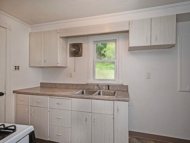 5 Crooked Run Rd, N Versailles, PA 15137