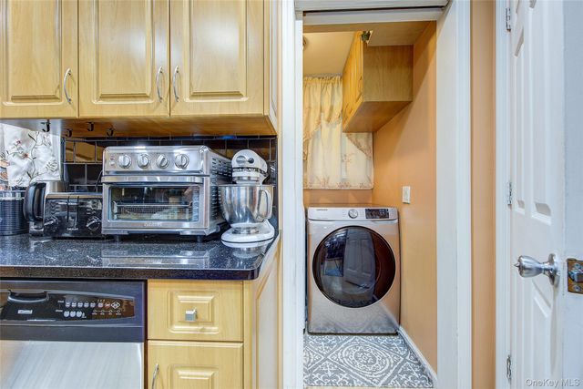 8848 201 ST, Hollis, NY 11423