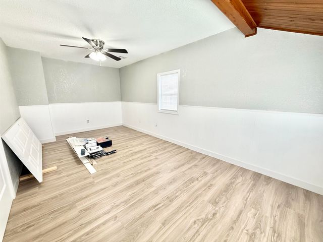 1833 S RIDGEWOOD DR, Wichita, KS 67218