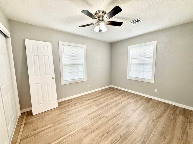 1833 S RIDGEWOOD DR, Wichita, KS 67218