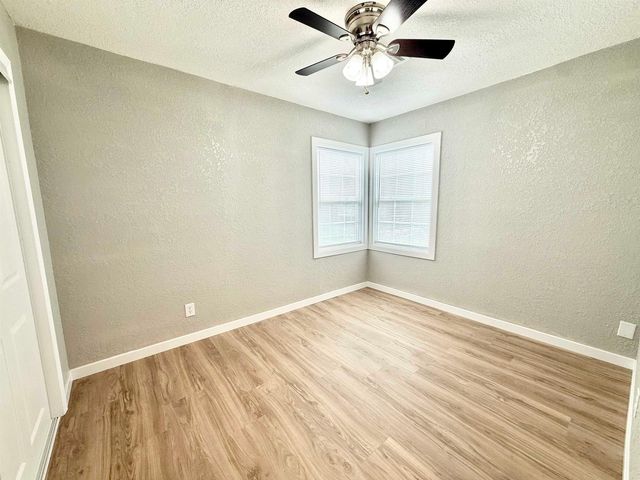 1833 S RIDGEWOOD DR, Wichita, KS 67218