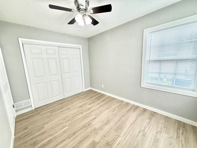 1833 S RIDGEWOOD DR, Wichita, KS 67218