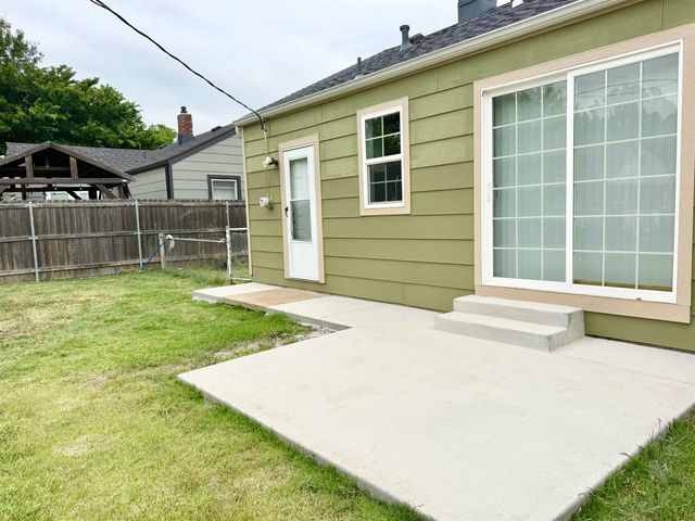 1833 S RIDGEWOOD DR, Wichita, KS 67218