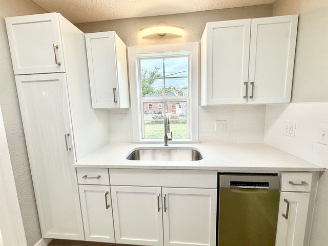 1833 S RIDGEWOOD DR, Wichita, KS 67218