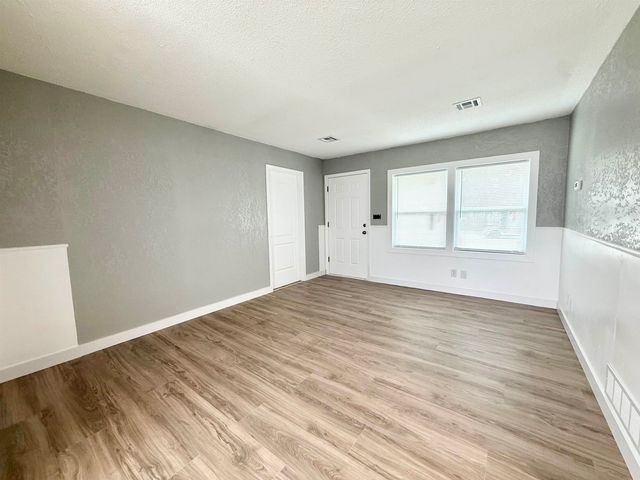 1833 S RIDGEWOOD DR, Wichita, KS 67218