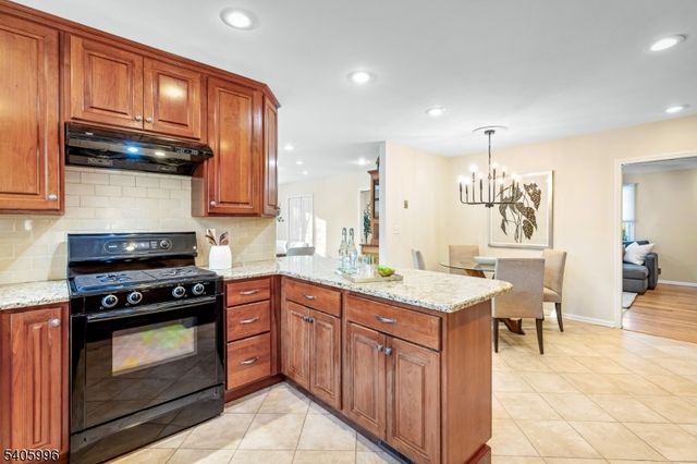 1242 Sunnyfield Ln, Scotch Plains Twp., NJ 07076