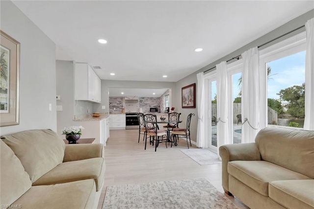 829 107th AVE N, Naples, FL 34108