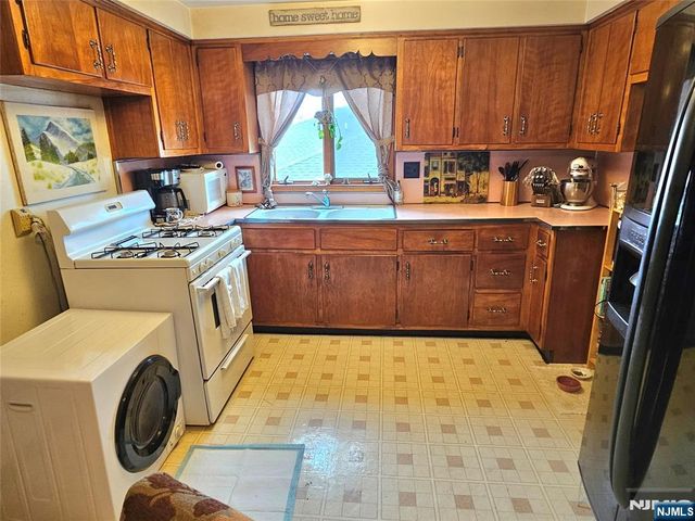 734 Lake Avenue, Lyndhurst, NJ 07071