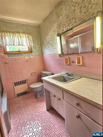 734 Lake Avenue, Lyndhurst, NJ 07071